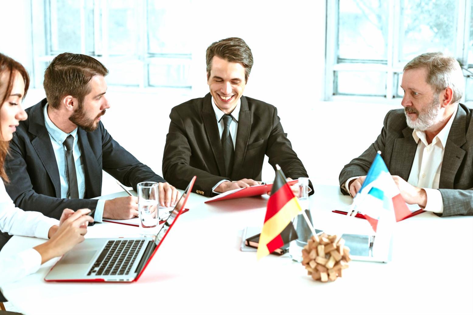 Salle de formation avec tableaux d'analyse financière