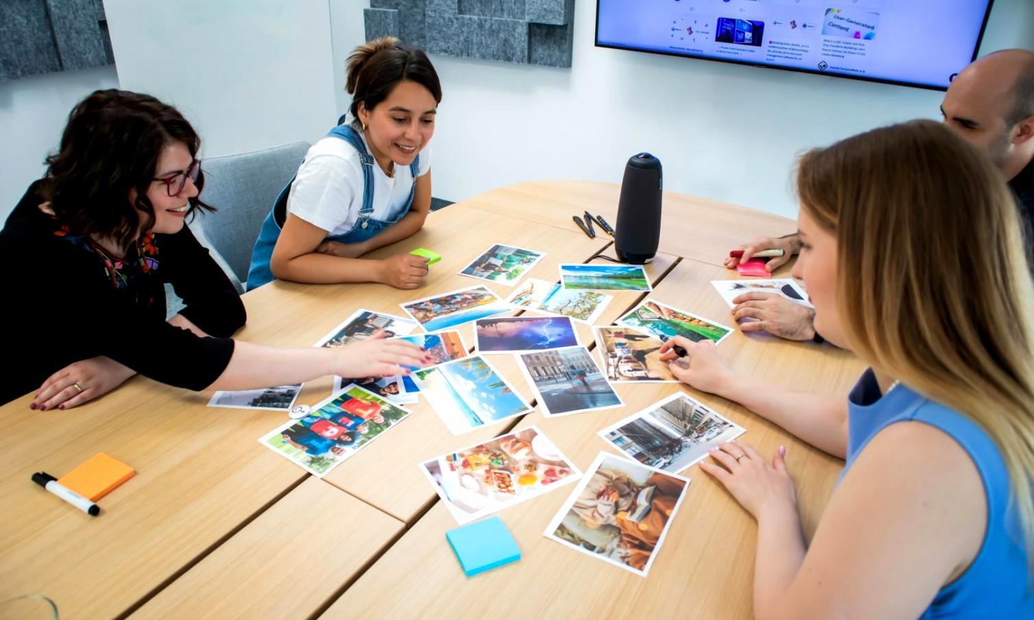 Équipe de formateurs en séance de travail collaboratif