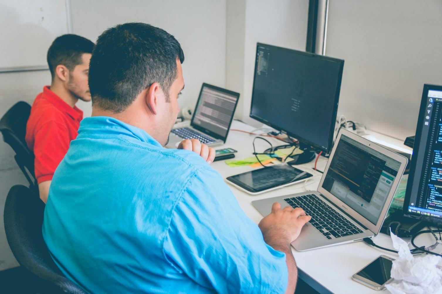 Équipe motivée après formation en culture d'entreprise